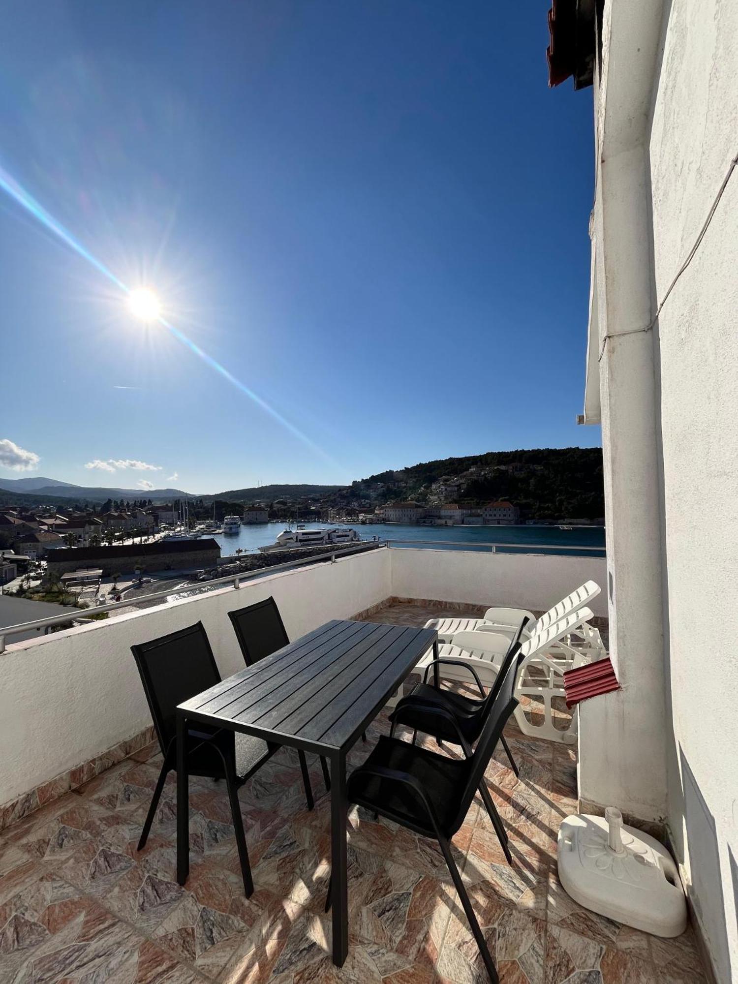 Apartments Peronja Jelsa Seafront Luaran gambar