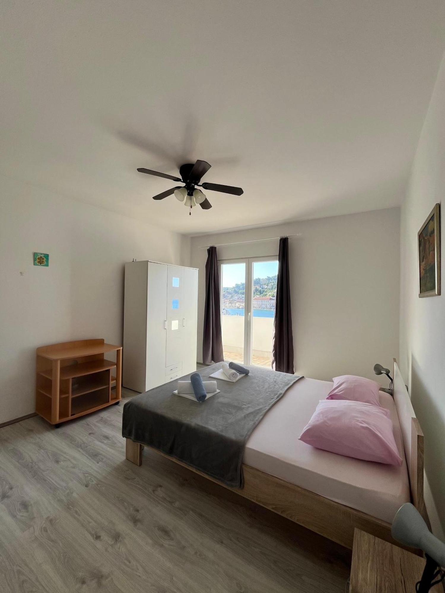 Apartments Peronja Jelsa Seafront Luaran gambar